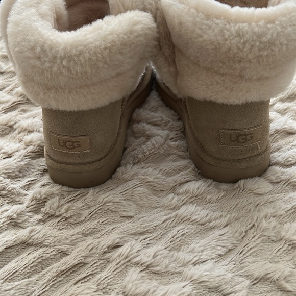 Women’s Uggs - Picture 6 of 6